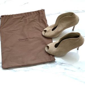 Gianvito Rossi"Vamp" Neutral Booties